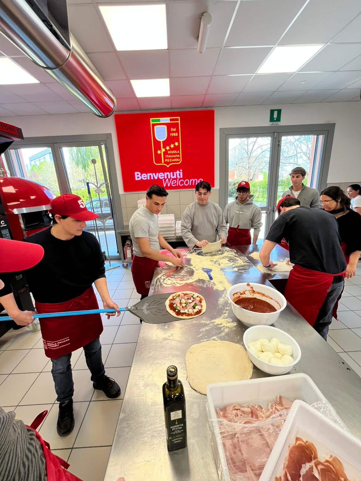 Pizzas, pâtes et boîtes mystérieuses : les élèves de Pollenzo visitent la Scuola Italiana Pizzaioli